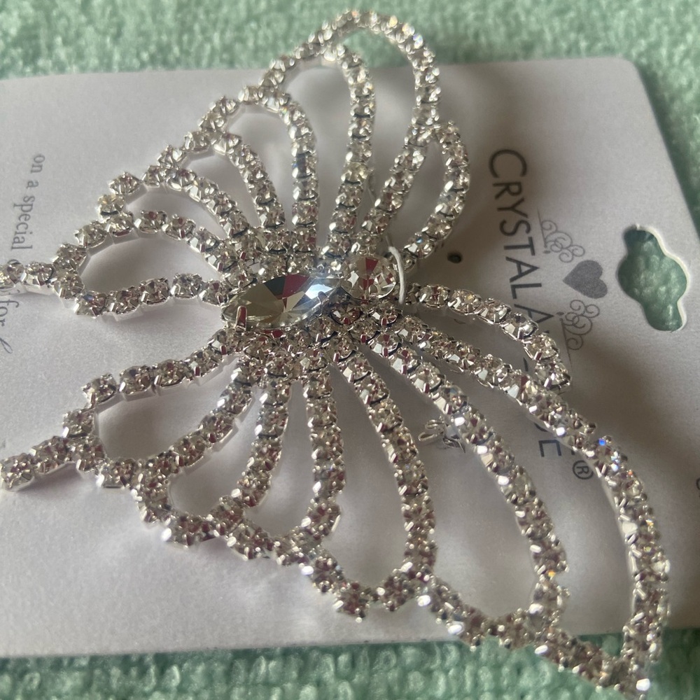 Beautiful butterfly pin. (1)gold tone (2) Silver tone
